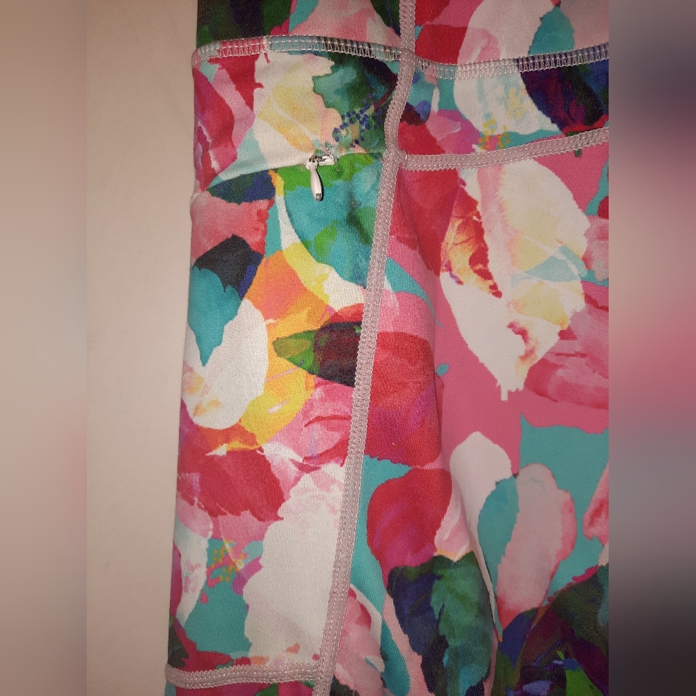 Zyia Active Pink Blue Green Leaf Design Capri Leggings size 6 8, size small EUC - Picture 6 of 9